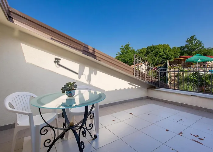 3 Bedroom Beautiful In Hébergement de vacances Ruzici (Primorje-Gorski Kotar)